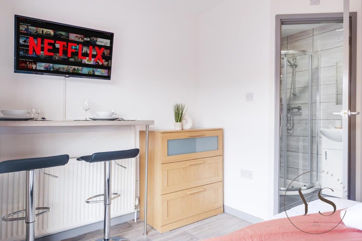 Sienna Longton 1a - Wi-fi, Alton Towers, Netflix Apartment Stoke-on-Trent