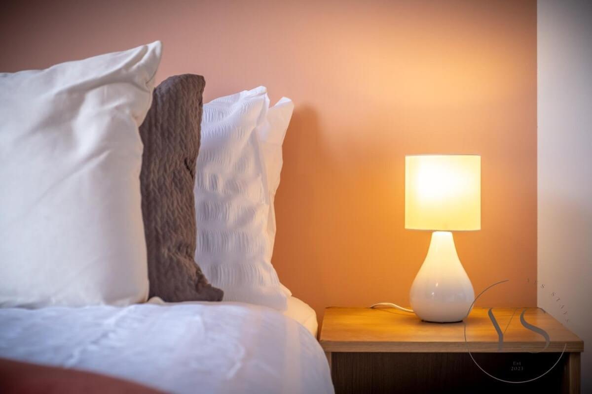 Sienna Longton 1a - Wi-fi, Alton Towers, Netflix * Stoke-on-Trent