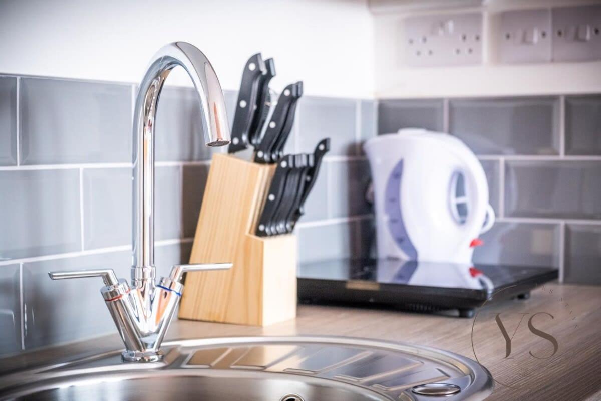 Sienna Longton 1a - Wi-fi, Alton Towers, Netflix Apartment Stoke-on-Trent